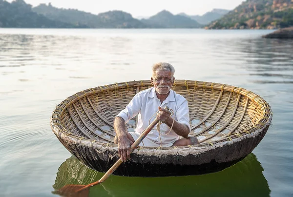 Hint kayıkçı. Ben vahşi Hampi gölde o adamla tanıştım.