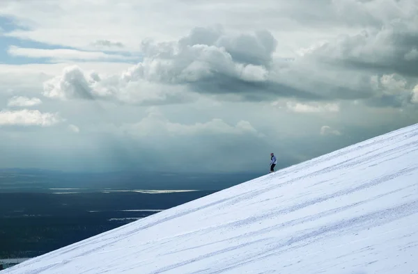 Kar ve gökyüzü arasında. Kola Yarımadası muhteşem manzarası önünüzdeki açılır. Rus kış iktidarda. Kutuplarda snowboard.