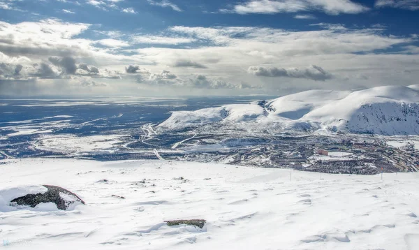 Kar ve gökyüzü arasında. Kola Yarımadası muhteşem manzarası önünüzdeki açılır. Rus kış iktidarda. Kutuplarda snowboard.