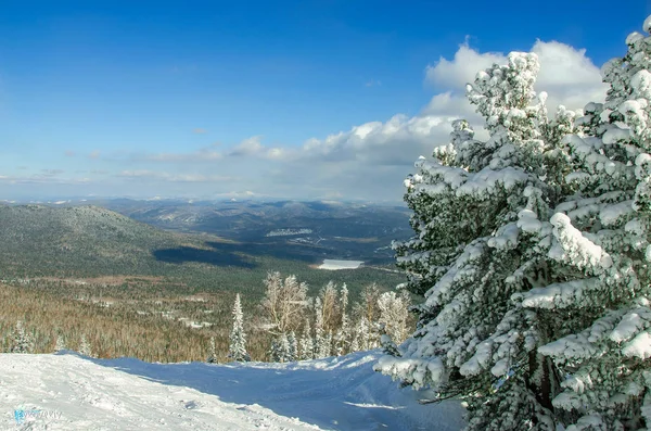 Kar ve gökyüzü arasında. Rock Shoria muhteşem manzarası önünüzdeki açılır. Rus kış güçtür. Sibirya'da snowboard.