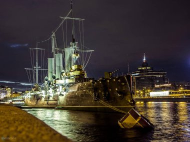 Neva nehir bekçi asla uyumaz. Kruvazör Aurora Saint-Petersburg en ünlüsü sembollerin biridir.