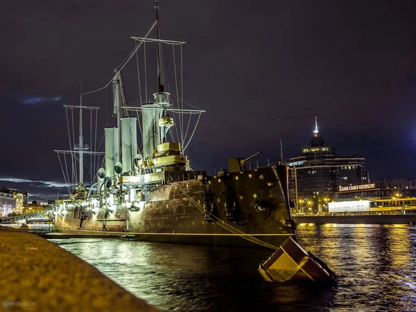 Neva nehir bekçi asla uyumaz. Kruvazör Aurora Saint-Petersburg en ünlüsü sembollerin biridir.