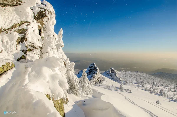 Kar ve gökyüzü arasında. Rock Shoria muhteşem manzarası önünüzdeki açılır. Rus kış güçtür. Sibirya'da snowboard.