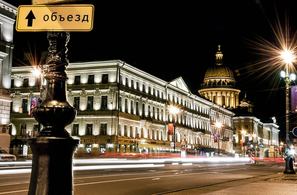 Onu durdurmak daha iyi olur biri yolda görünüyor. Saint-Petersburg bir-in o olduğunu parlak bulundu gece.