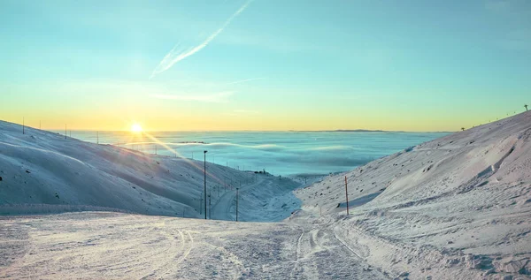 Khibiny dağın. Bu sabah veya akşam saat gibi görünüyor. Ama bir gün bu... en iyi görünüm, polar bir günlüğüne dinlenmek ve snowbording üzerinde gökyüzü murmansk ili.