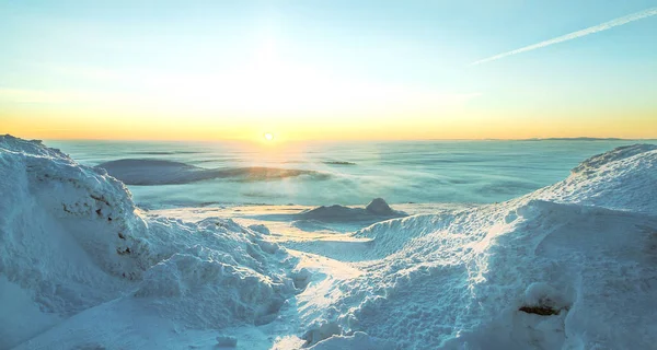 Khibiny dağın. Bu sabah veya akşam saat gibi görünüyor. Ama bir gün bu... en iyi görünüm, polar bir günlüğüne dinlenmek ve snowbording üzerinde gökyüzü murmansk ili.