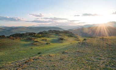 Altay Dağları'nın yaz gün batımı.