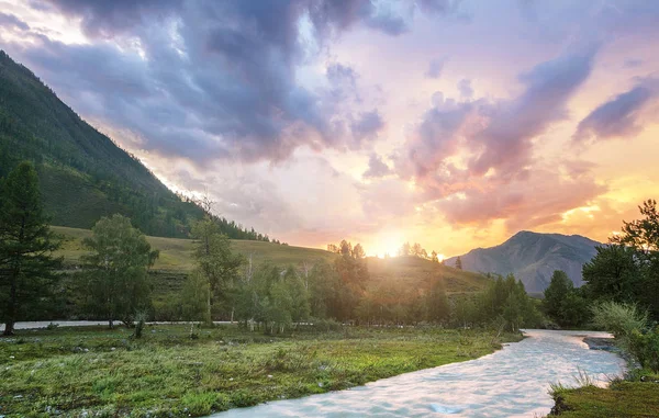 Altay Dağlarında Yaz gün batımı.