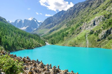Altay dağlarında Shuvlinskoye gölü. Saf doğal renk.