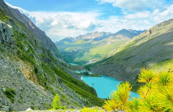 Altay dağlarında Shuvlinskoye gölü. Saf doğal renk.