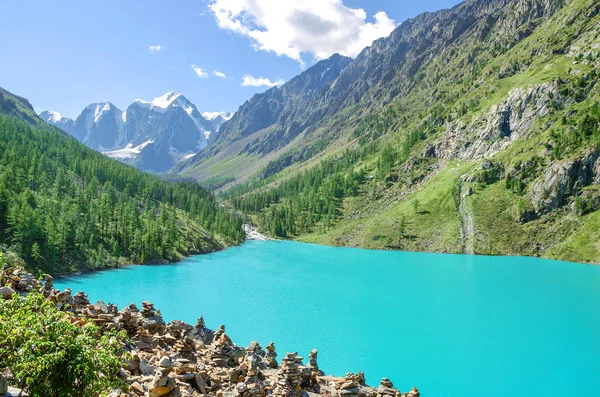 Altay dağlarında Shuvlinskoye gölü. Saf doğal renk.