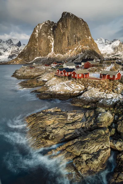 Hamnoy, Lofoten, Norveç, kırmızı evler ile kıyıya görüntülemek