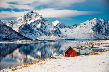 Lofoten, Norveç'te suya yakın kırmızı yazlık