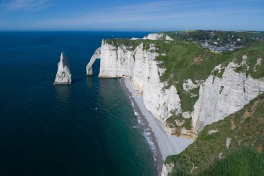 Uçurumlar, Etretat (Fransa - Normandiya) okyanus ve mavi gökyüzü ile