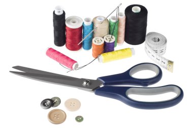 Beyaz arka planda (makas, iğne, makaralar, düğmeleri dikiş araçları)