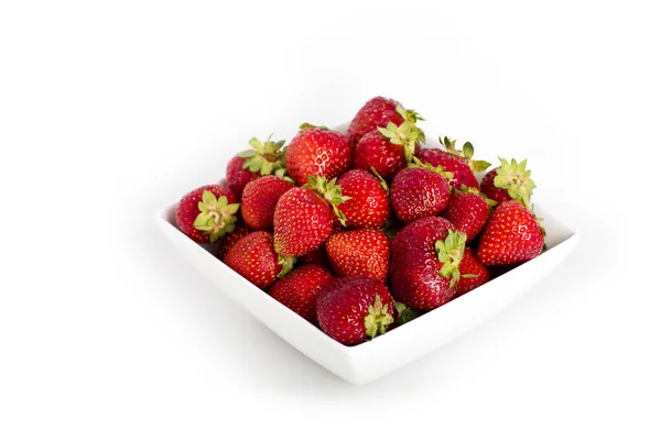 Topf Mit Erdbeeren Auf Weißem Hintergrund — Stockfoto