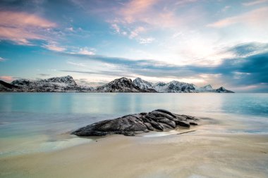 Lofoten, Norveç'te Haukland sahilde günbatımı