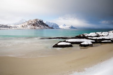 Lofoten, Norveç Haukland Beach'te fırtına öncesi sessizlik