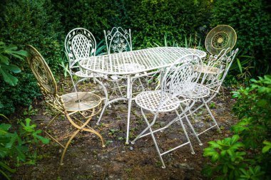 Vintage demir mobilya köşe rahatlatıcı bir yeşil bahçe için