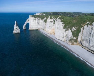 Uçurumlar, Etretat (Fransa - Normandiya) okyanus ve mavi gökyüzü ile
