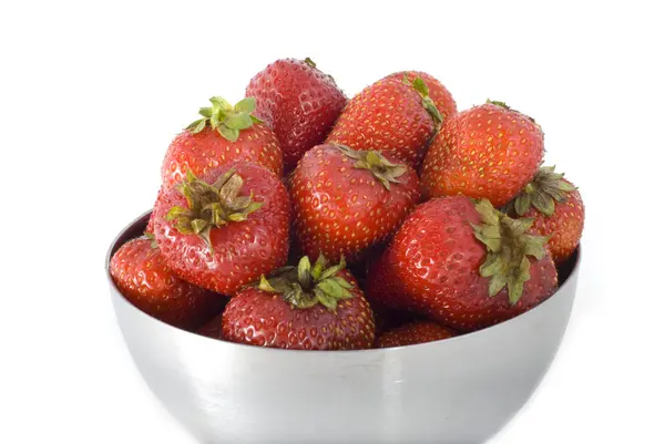 Topf Mit Erdbeeren Auf Weißem Hintergrund — Stockfoto