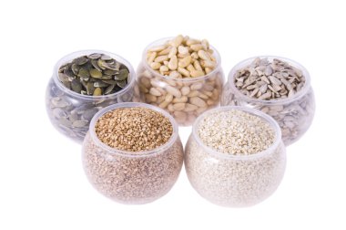 Tohumları (susam, kabak, ayçiçeği, çam ağacı ile beş tencere)