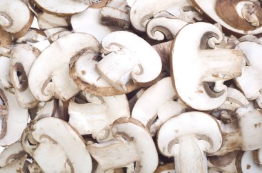 Beyaz bir arka plan üzerinde kahverengi mantar dilimlenmiş