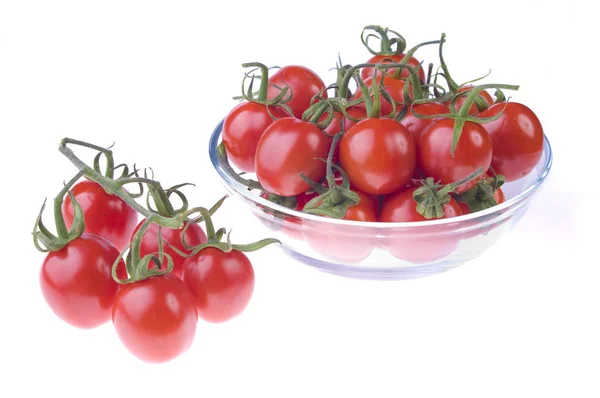白い背景の上のチェリー トマトと透明ポット — ストック写真