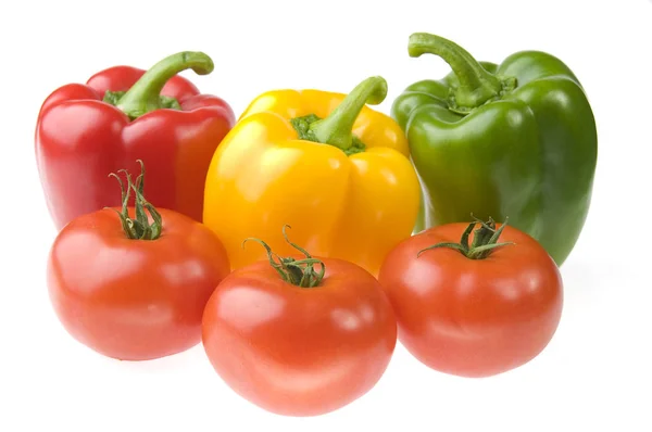 三色辣椒和三个西红柿在白色背景 — 图库照片