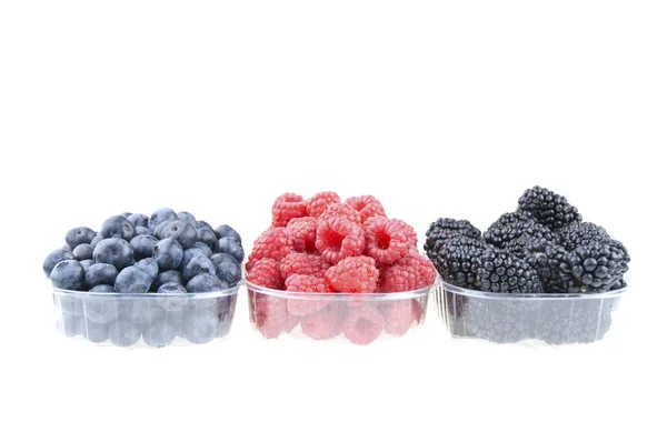 Töpfe Himbeeren Blaubeeren Und Brombeeren Auf Weißem Hintergrund — Stockfoto