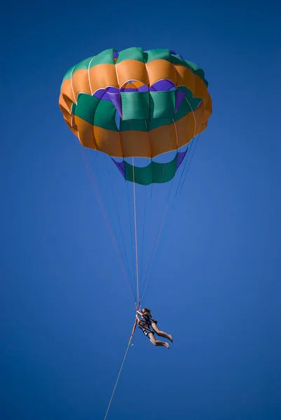 Två Kvinnor Med Fallskärm Blå Himmel — Stockfoto