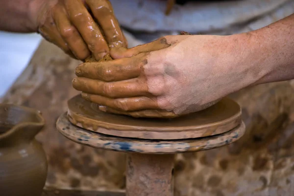 Femme Créant Pot Avec Ses Mains — Photo