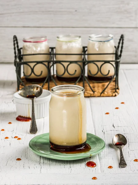 Potten Van Karamel Yoghurt Een Bord Met Witte Tabel — Stockfoto