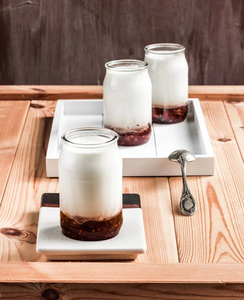 Frambozenjam Yoghurt Een Houten Tafel Bord — Stockfoto