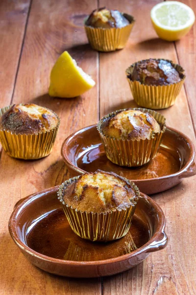 Muffins Limón Estuches Dorados Sobre Tabla Madera —  Fotos de Stock