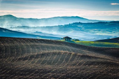 Tuscan alanları soğuk sabah erken güz
