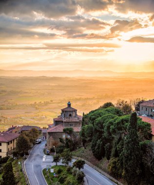 Cortona tepesinden günbatımı görüntülemek