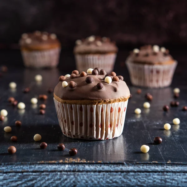 Chocolate Esmaltado Cupcakes Simples Una Presentación Oscura —  Fotos de Stock