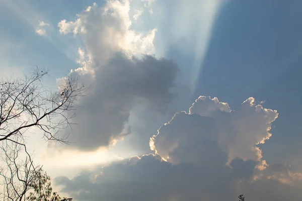 Cahaya Yang Indah Bersinar Melalui Awan — Stok Foto