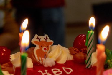 Doğum günü pastası, üçgen içine lezzetli kesmek.