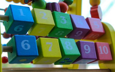 Abaküs ahşap çocuklar için çok renkli kareler