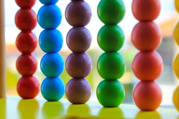 Multi Gekleurde Abacus Geïsoleerd Een Witte Achtergrond Voor Kinderpark — Stockfoto