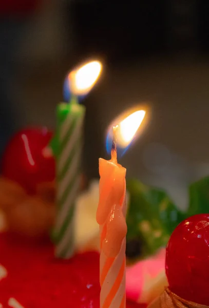 Eine Brennende Kerze Auf Der Torte — Stockfoto