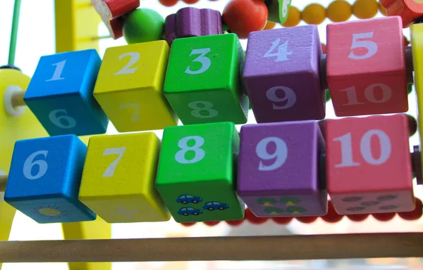 Abaküs ahşap çocuklar için çok renkli kareler