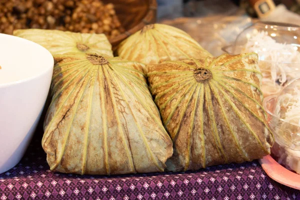 Lotus pirinç yaprak sarma.