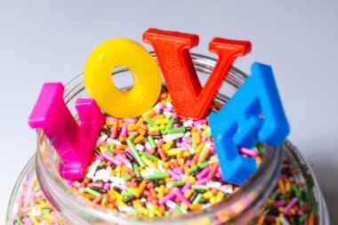 Yazı tipi rengi oyuncak, aşk arka planı olarak kullanma.