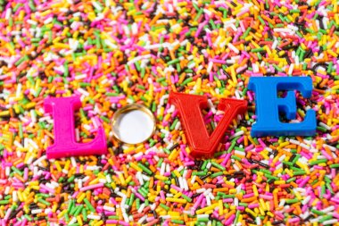 Yazı tipi rengi oyuncak, aşk arka planı olarak kullanma.