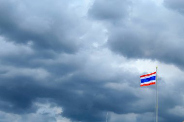 Tayland bayrak direkleri ve bir yağmur bulutu
