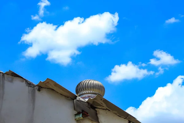 Capô Ventilação Telhado Que Girado Céu Azul Brilhante — Fotografia de Stock