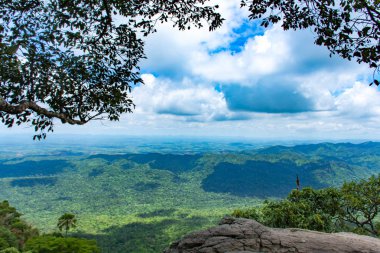 Belgili tanımlık görüş Pha Sut kalem DIN Pa Hin Ngam Milli Parkı'nda, Tayland Chaiyaphum dağların.